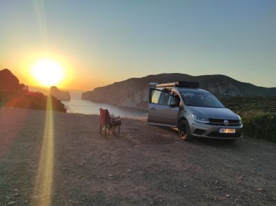 Volkswagen Caddy Maxi Camper OFF-GRID | 1. majitel | 2017 | 154 000 km | připraven na cesty bez dalších investic/CENA SNÍŽENA